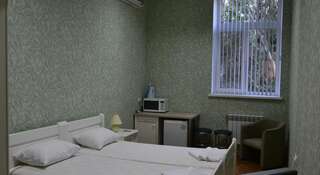 Гостиница Гостевой Дом Пеликан Алушта Стандартный двухместный номер с 2 отдельными кроватями-4
